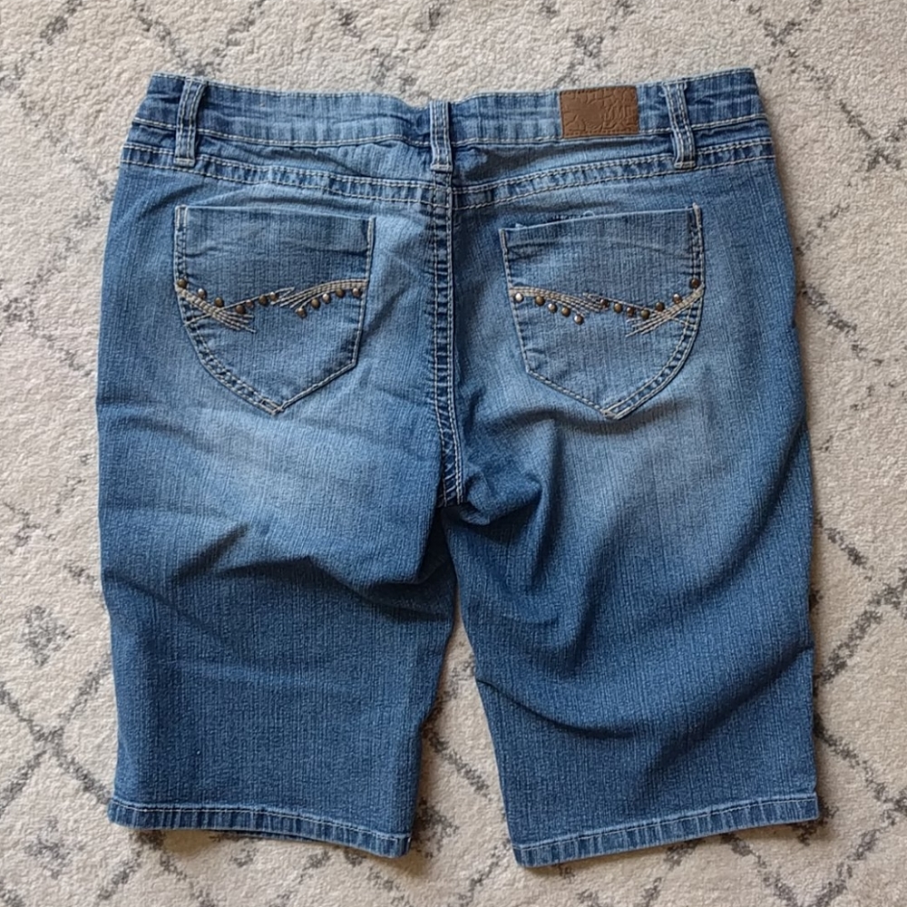 Donated!!!🚨Last chance❗️Jean Shorts - Picture 3 of 5
